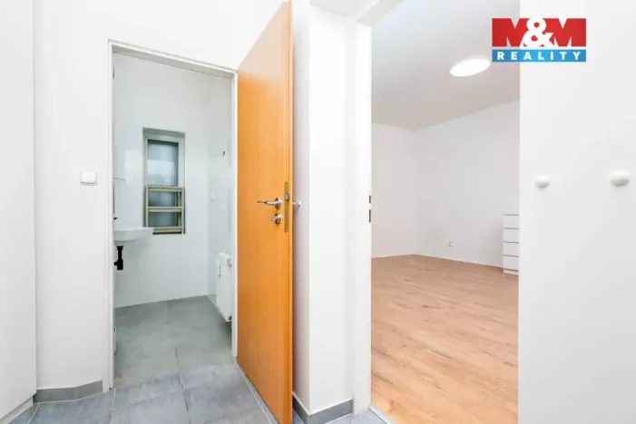 Pronájem bytu 1+kk, Praha - Vysočany, Spojovací, 35 m2