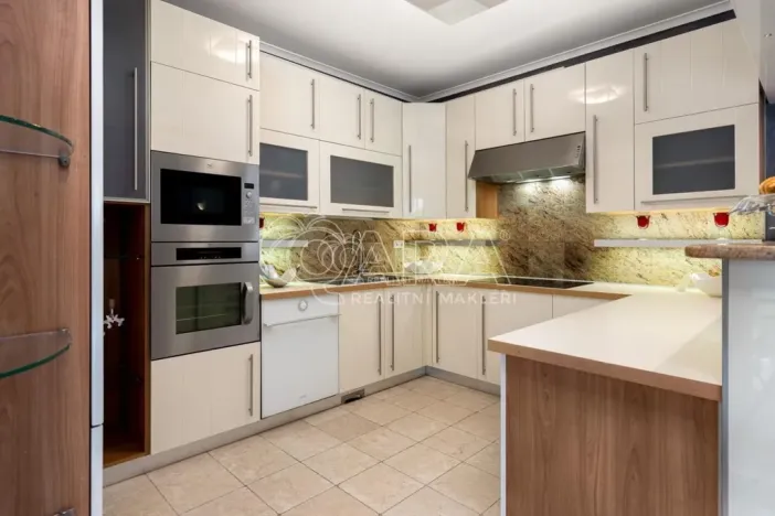 Prodej rodinného domu, Praha - Kolovraty, V louce, 470 m2