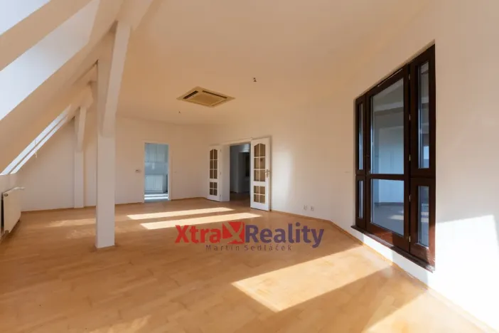 Prodej komerční nemovitosti, Modlany - Drahkov, 2300 m2