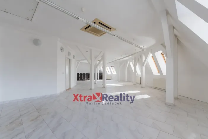 Prodej komerční nemovitosti, Modlany - Drahkov, 2300 m2