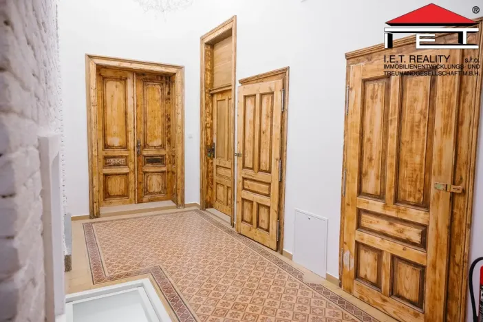 Prodej atypického bytu, Frýdek-Místek, Zámecké nám., 405 m2