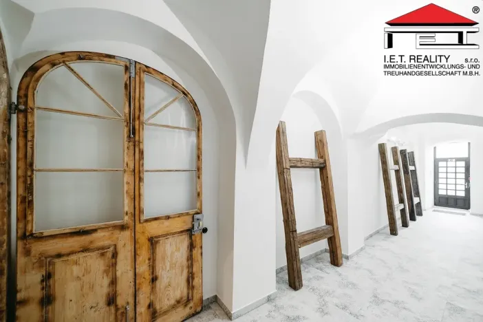 Prodej atypického bytu, Frýdek-Místek, Zámecké nám., 405 m2