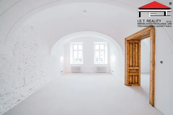 Prodej atypického bytu, Frýdek-Místek, Zámecké nám., 405 m2