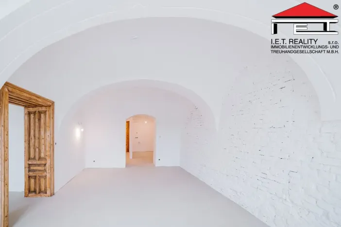 Prodej atypického bytu, Frýdek-Místek, Zámecké nám., 405 m2