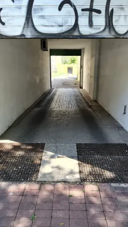 Pronájem garážového stání, Praha - Holešovice, Osadní, 11 m2