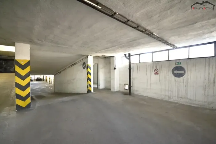 Pronájem garážového stání, Brno, Loosova, 12 m2