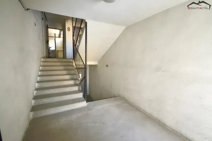 Pronájem garážového stání, Brno, Loosova, 12 m2