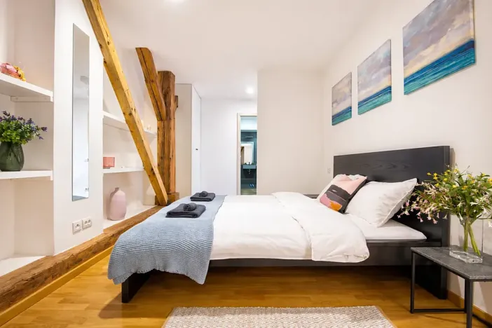 Pronájem bytu 1+kk, Praha - Karlín, Sokolovská, 77 m2