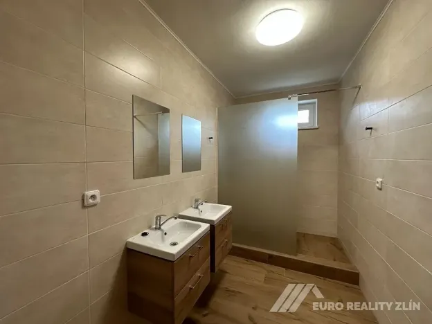 Pronájem rodinného domu, Zádveřice-Raková, 230 m2