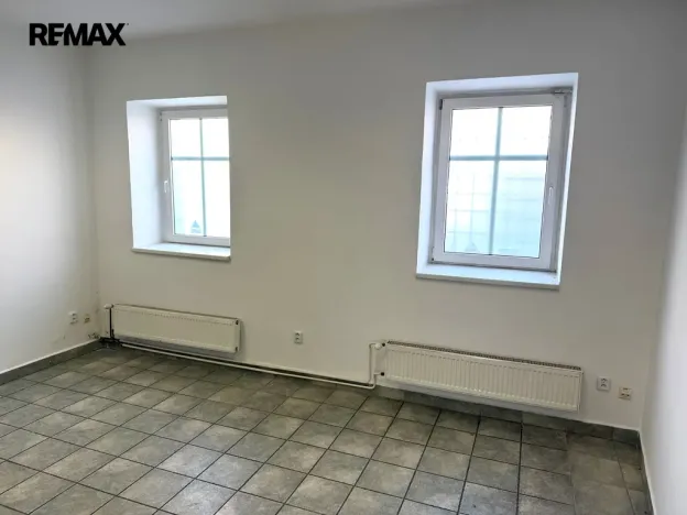 Pronájem kanceláře, Třebíč - Jejkov, Smila Osovského, 250 m2