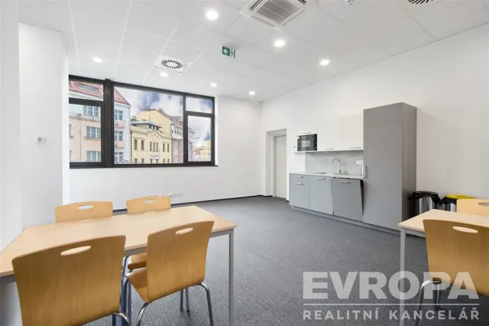 Pronájem kanceláře, Pardubice - Zelené Předměstí, třída Míru, 272 m2