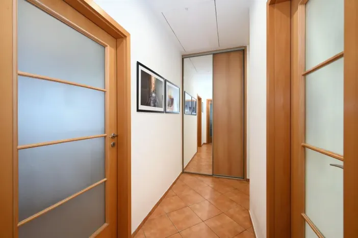 Pronájem bytu 2+kk, Praha - Holešovice, U garáží, 45 m2