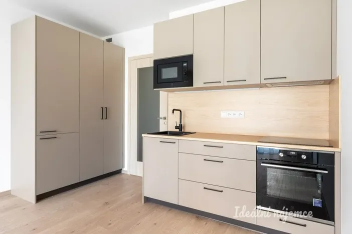 Pronájem bytu 1+kk, Praha - Hloubětín, Domalípova, 32 m2