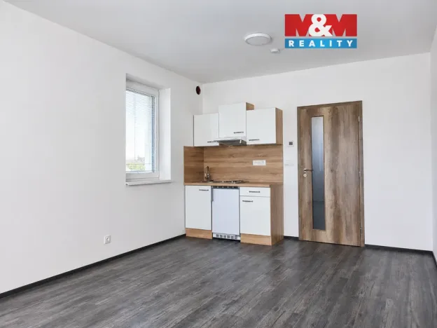 Pronájem bytu 1+kk, Zlín - Malenovice, Jarolímkovo náměstí, 27 m2
