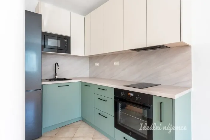 Pronájem bytu 1+kk, Praha, Trmická, 36 m2