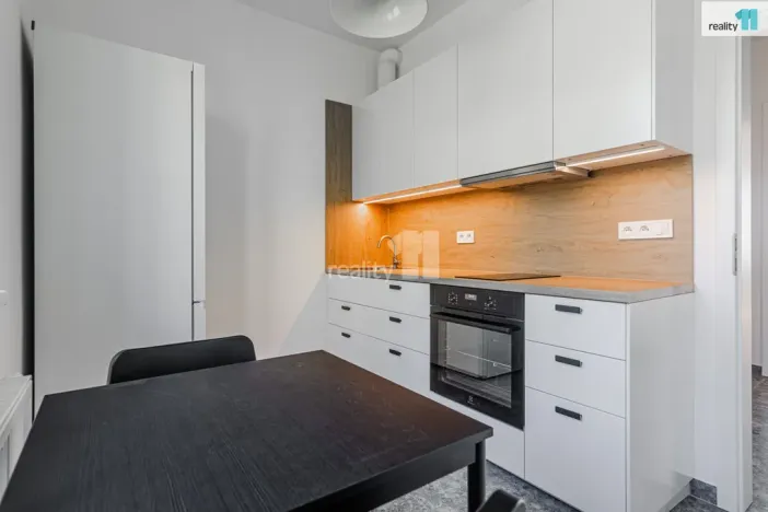 Pronájem atypického bytu, Praha - Strašnice, U krbu, 20 m2