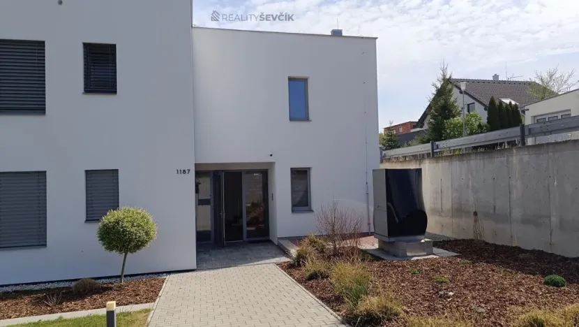Pronájem bytu 2+kk, Hluboká nad Vltavou, Karla Čapka, 51 m2