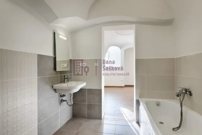 Pronájem bytu 2+kk, Jindřichův Hradec - Jindřichův Hradec I, nám. Míru, 72 m2