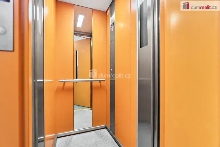 Prodej bytu 2+1, Karlovy Vary - Doubí, Modenská, 60 m2