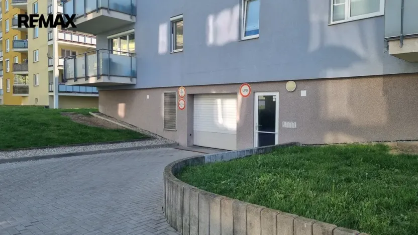 Pronájem garážového stání, Olomouc, Peškova, 12 m2