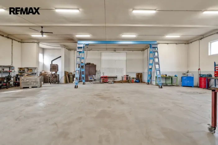 Prodej výrobních prostor, Buřenice, 2100 m2