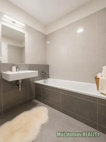 Pronájem bytu 1+kk, Praha - Hloubětín, Poděbradská, 46 m2