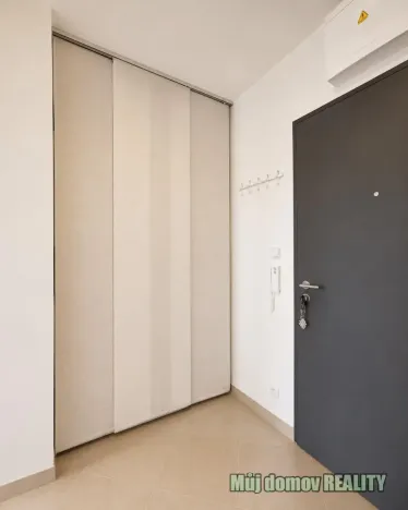 Pronájem bytu 1+kk, Praha - Hloubětín, Poděbradská, 46 m2