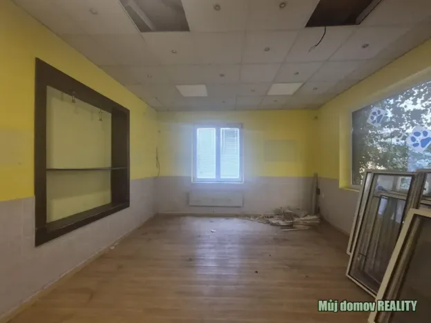 Pronájem obchodního prostoru, Praha - Libeň, náměstí Dr. Václava Holého, 300 m2