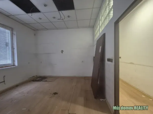 Pronájem obchodního prostoru, Praha - Libeň, náměstí Dr. Václava Holého, 300 m2