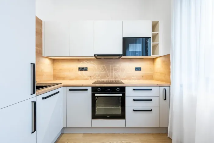 Pronájem bytu 1+kk, Praha - Karlín, Pobřežní, 32 m2