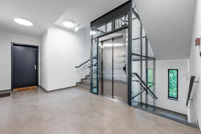 Pronájem bytu 1+kk, Praha - Karlín, Pobřežní, 32 m2