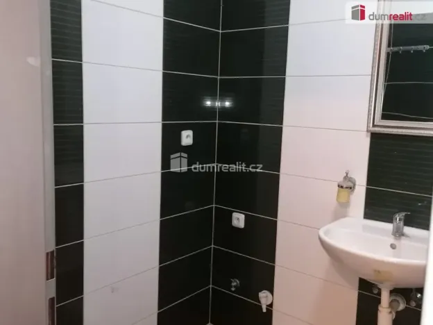 Pronájem bytu 2+kk, Praha - Kobylisy, Zenklova, 43 m2