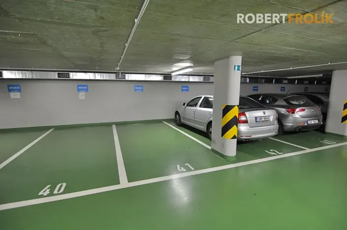 Pronájem garážového stání, Praha - Bubeneč, Jilemnického, 12 m2