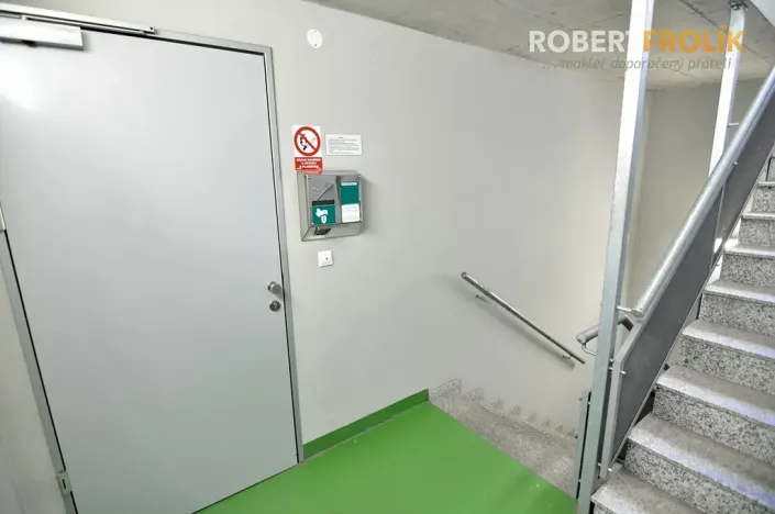 Pronájem garážového stání, Praha - Bubeneč, Jilemnického, 12 m2