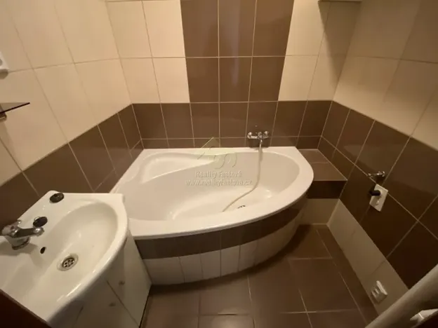 Pronájem bytu 2+1, Hrádek, 1. máje, 56 m2