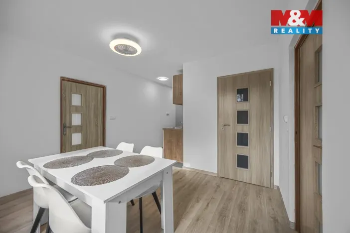 Pronájem bytu 2+1, Chvaletice, U Kulturního domu, 60 m2