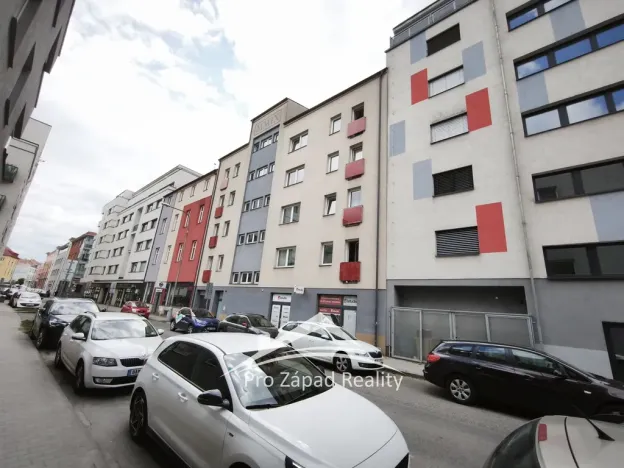 Pronájem obchodního prostoru, Plzeň, Poděbradova, 242 m2