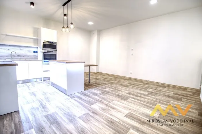 Pronájem bytu 2+kk, Hradec Králové - Slezské Předměstí, třída SNP, 53 m2