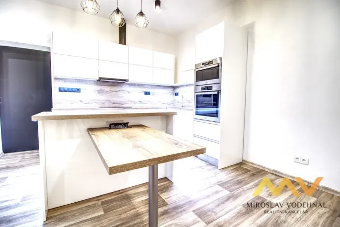 Pronájem bytu 2+kk, Hradec Králové - Slezské Předměstí, třída SNP, 53 m2
