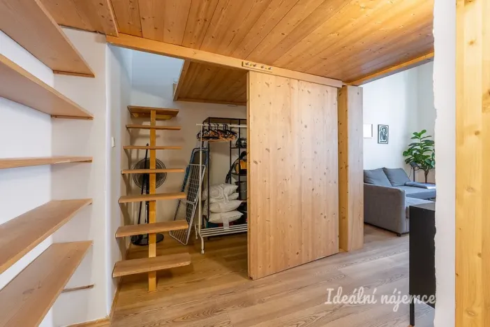 Pronájem bytu 1+kk, Praha - Malá Strana, Petřínská, 37 m2