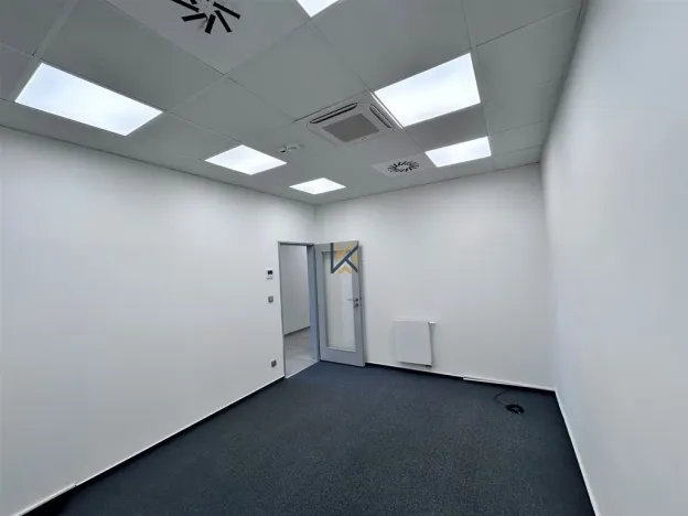Pronájem kanceláře, Praha - Vysočany, Poděbradská, 416 m2