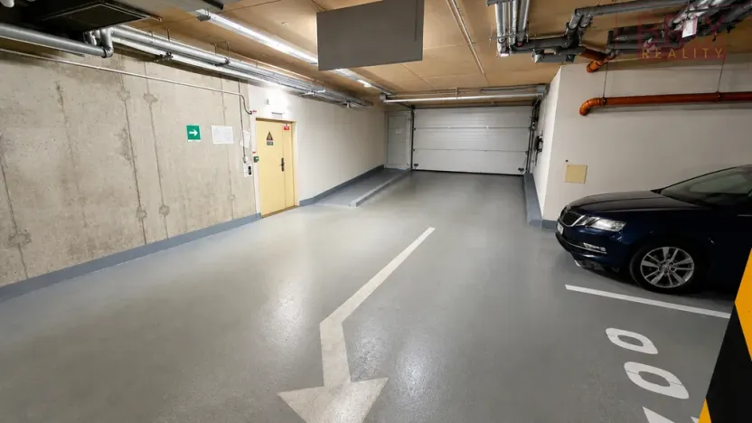 Pronájem garážového stání, Praha, Tomkova, 12 m2