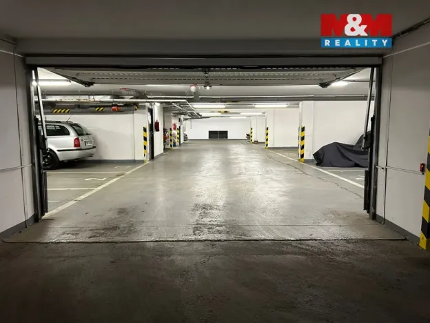 Pronájem garážového stání, Praha - Troja, Vřesová, 15 m2