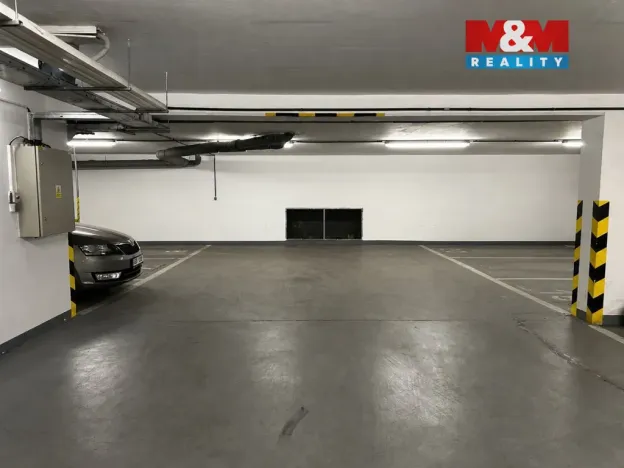 Pronájem garážového stání, Praha - Troja, Vřesová, 15 m2
