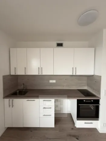 Pronájem bytu 1+kk, Praha - Radlice, U Komína, 37 m2