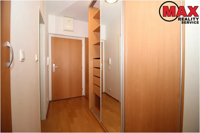 Pronájem bytu 1+kk, Praha - Troja, Hnězdenská, 36 m2