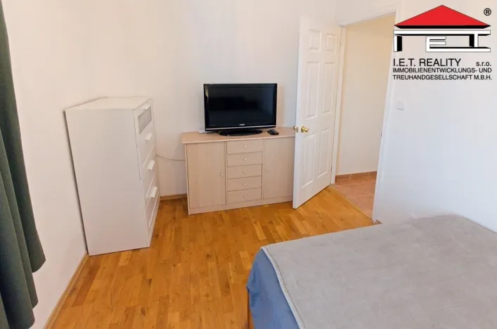 Pronájem bytu 3+1, Praha - Libeň, Společná, 66 m2