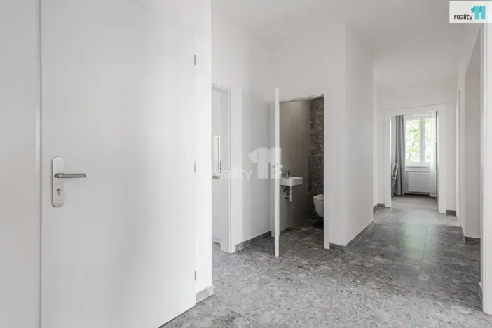 Pronájem atypického bytu, Praha - Strašnice, U krbu, 17 m2