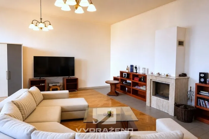 Prodej obchodního prostoru, Dolní Kounice, 400 m2