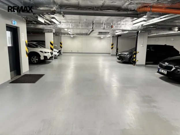 Pronájem garážového stání, Praha - Smíchov, Na Neklance, 15 m2